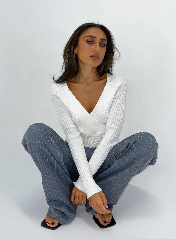 women's tops for those who want to stay on top of the latest fashion trends and wear pieces that are both stylish and on-trendNatalie Sweater Cream